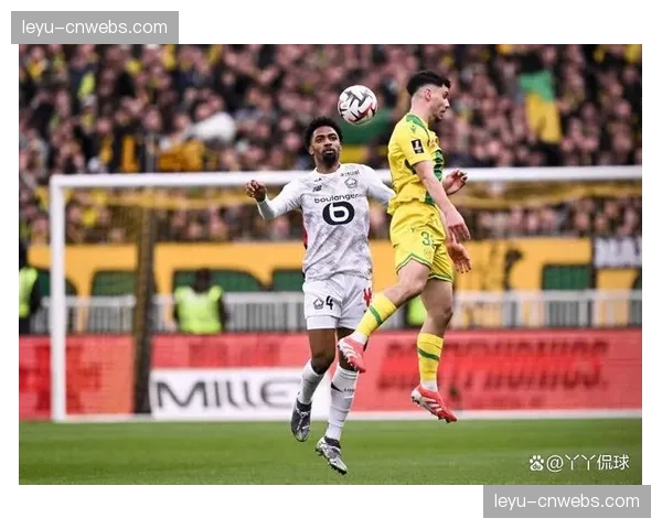 门线悬案！里尔对阵南特比赛中皮球是否整体过线引热议